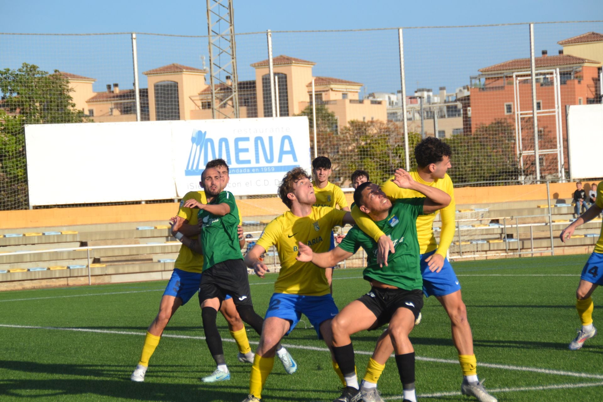 Jugadores dianenses y calpinos en el partido de liga.