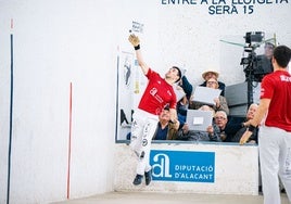 Nacho evita que la vaqueta aloje en el palquet durante la final del Trofeu Diputació d'Alacant, que ganó antes de pasar por el quirófano.