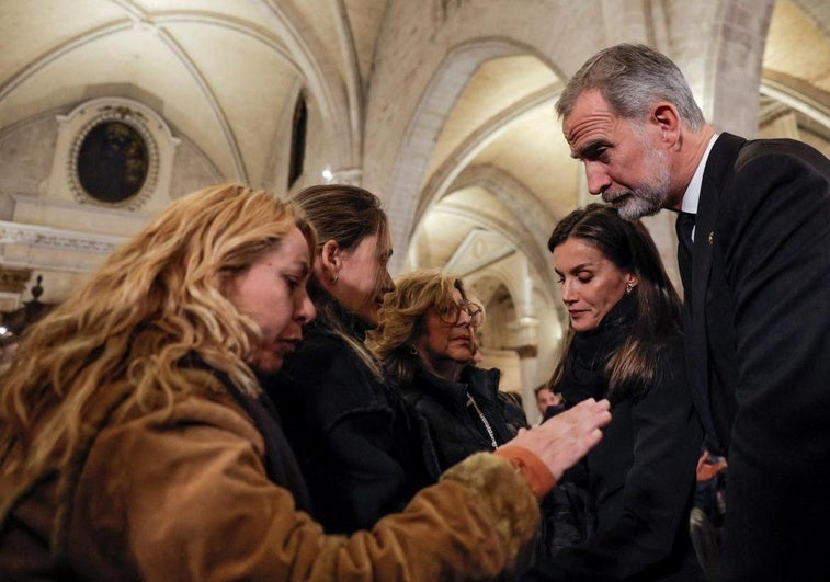 Los Reyes escuchan a los familiares de las víctimas de la DANA.