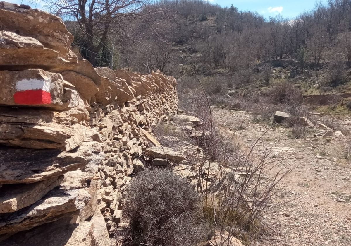 Pintura roja y blanca que marca el gran recorrido, en este caso el GR-7.