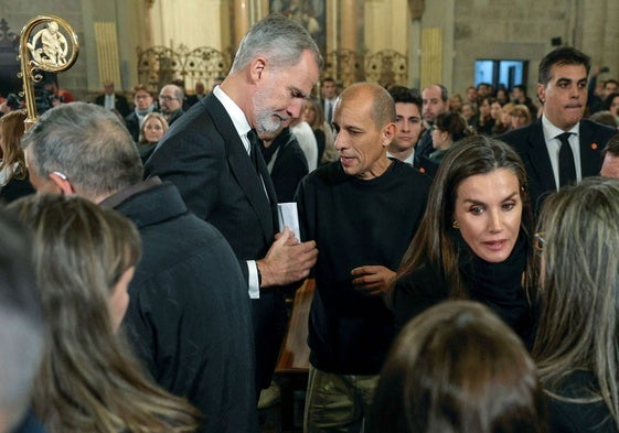 Familiares de víctimas de la DANA hablan con los Reyes tras el funeral.