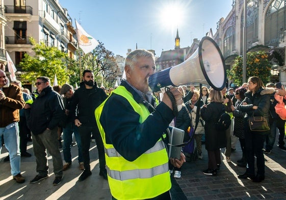 Manifestación de agricultores frente a la lonja y el Mercado Central.