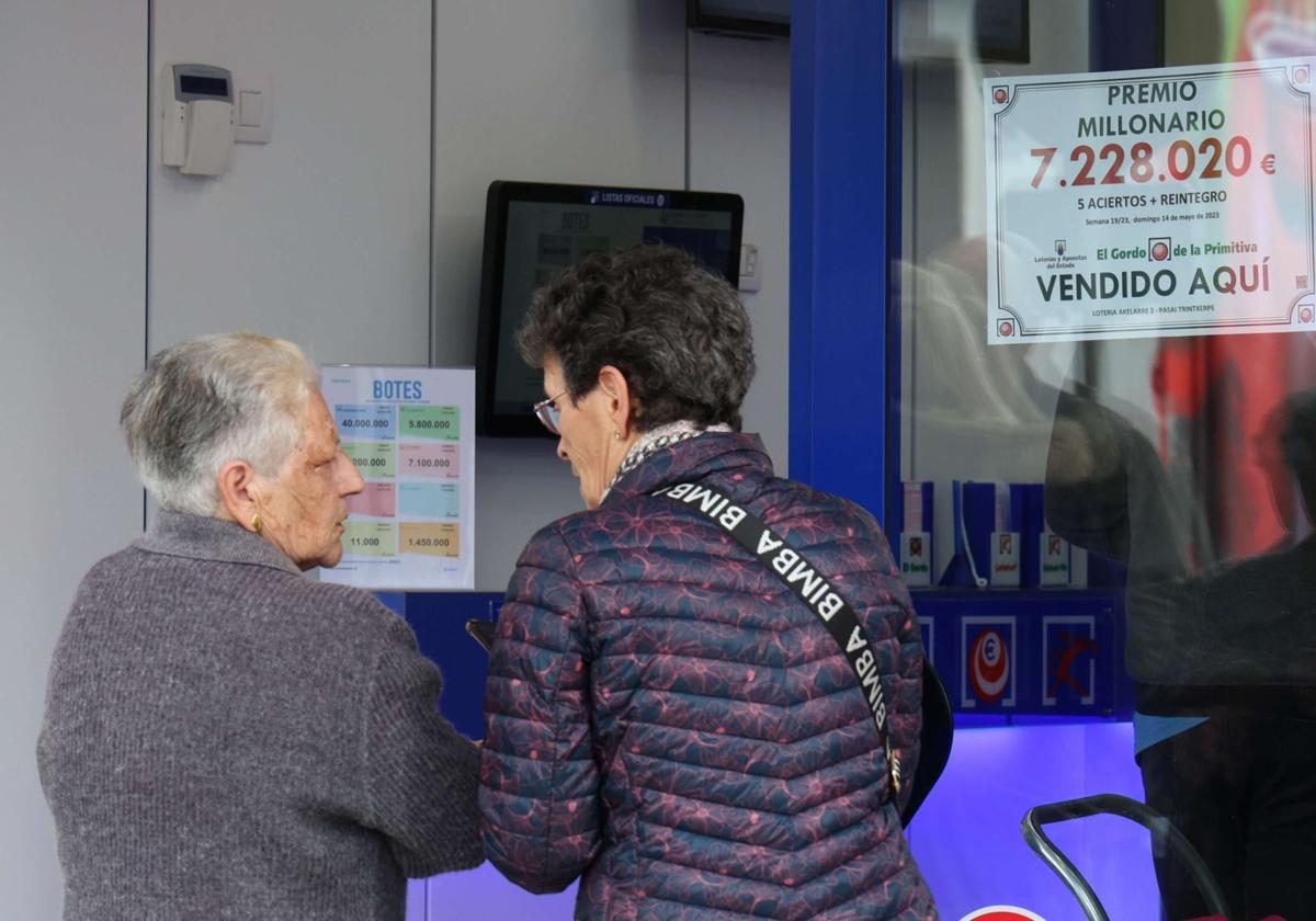 Varios clientes en una administración de lotería, en una imagen de archivo.