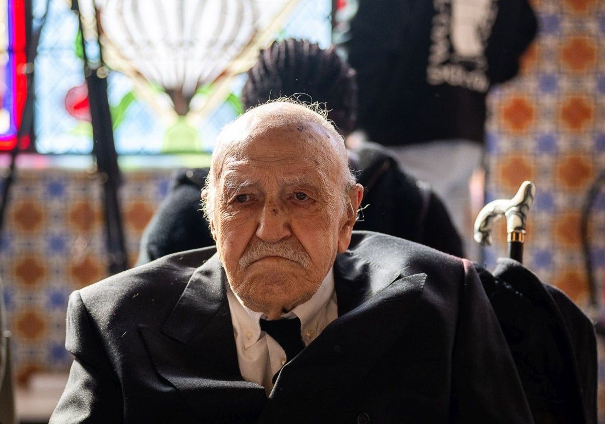 Imagen principal - Juan Domínguez y Salvador Colomer, dos de los centenarios homenajeados y Serafín Infante.