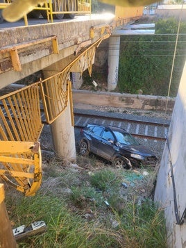 El vehículo que ha caído a las vías del tren.