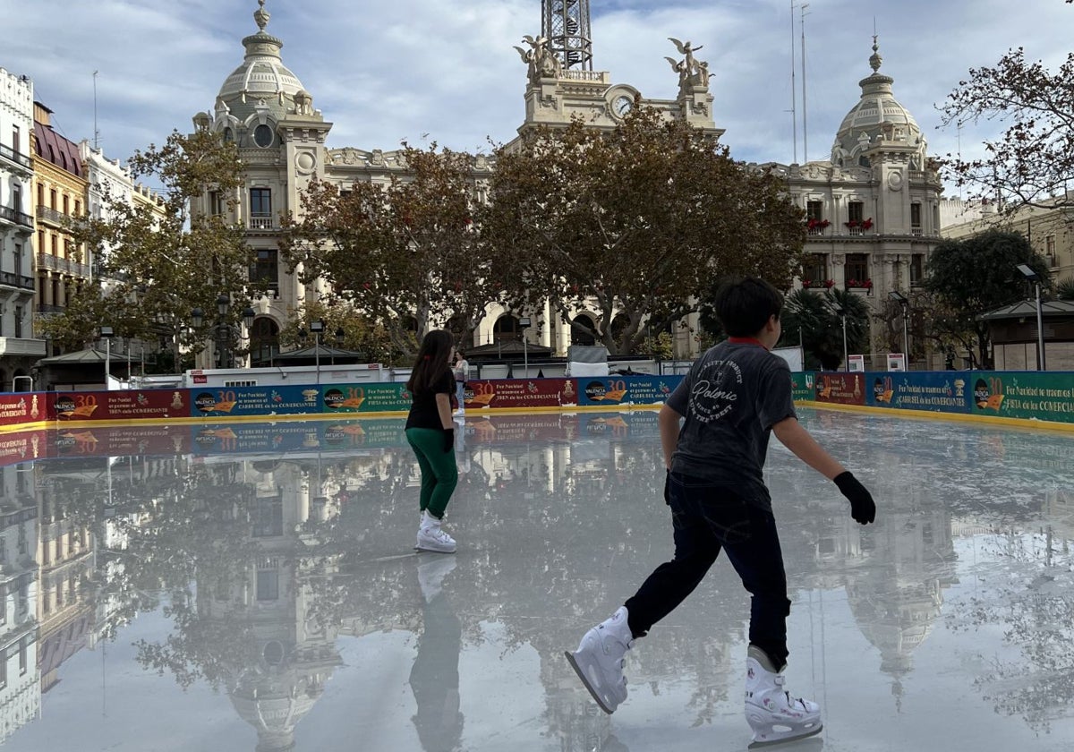 Pista de hielo instalada por la Asociación de Comerciantes del Centro Histórico, en la plaza del Ayuntamiento.