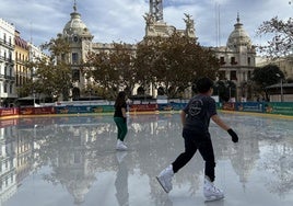 Pista de hielo instalada por la Asociación de Comerciantes del Centro Histórico, en la plaza del Ayuntamiento.