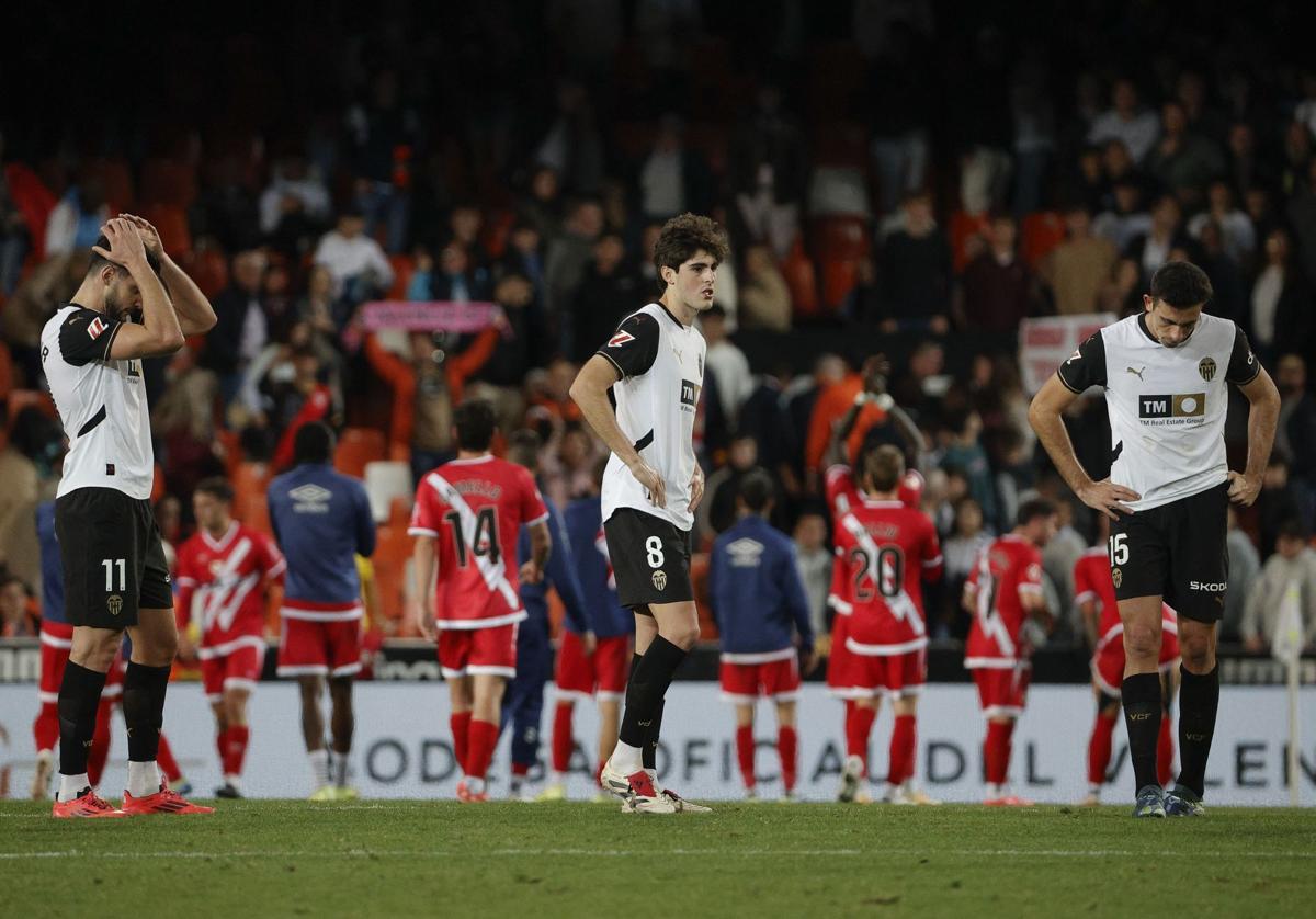 Rafa Mir, Javi Guerra y Tárrega cabizbajos tras la derrota ante el Rayo Vallecano.