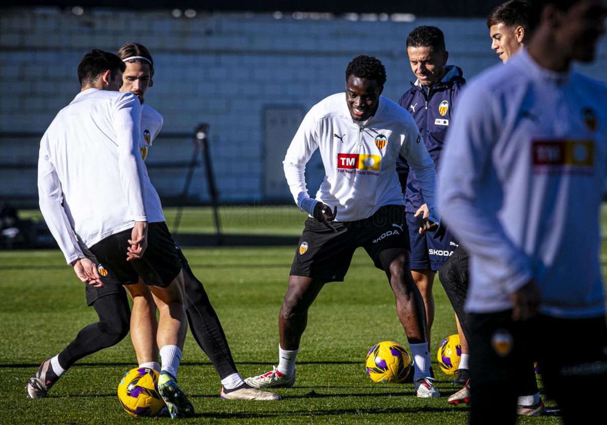 Mouctar Diakhaby, sonriente, en su vuelta a los entrenamientos en la Ciudad Deportiva de Paterna.