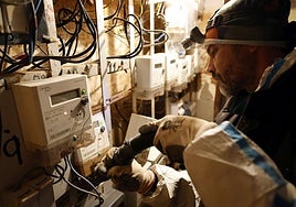 Trabajos para recuperar la electricidad en la zona cero de la DANA