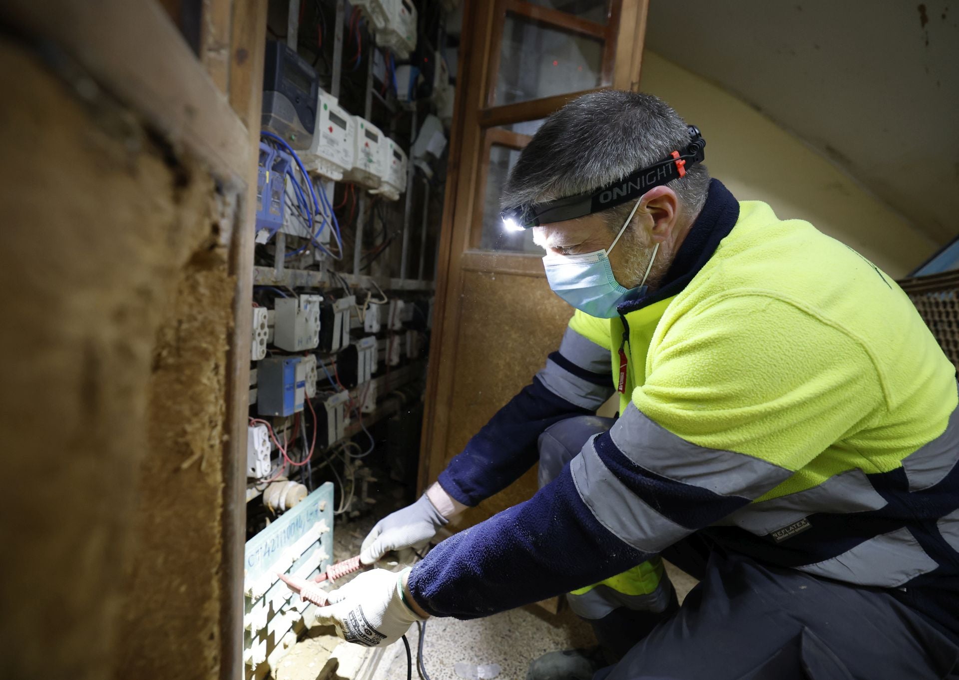 Trabajos para recuperar la electricidad en la zona cero de la DANA