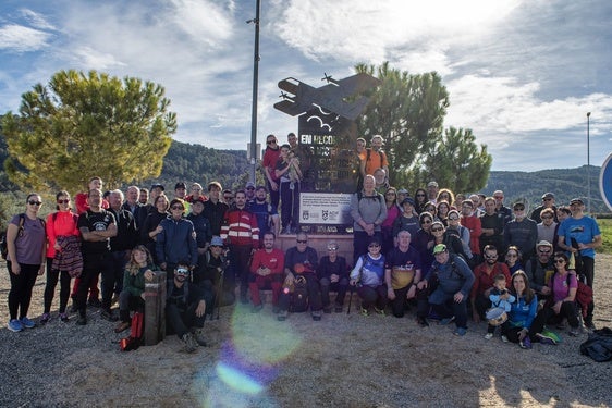 Los participantes en la marcha, ante el monumento instalado en recuerdo de los que dan su vida en la lucha contra el fuego.