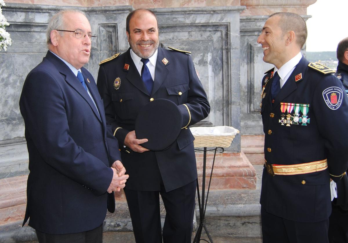 Fernández Bolaño, a la derecha, durante su etapa como jefe de la Policía Local de Caravaca (Murcia), junto a otro mando policial y el exalcalde Domingo Aranda.