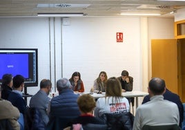 Los concejales Julia Climent y José Luis Moreno durante la junta de distrito.