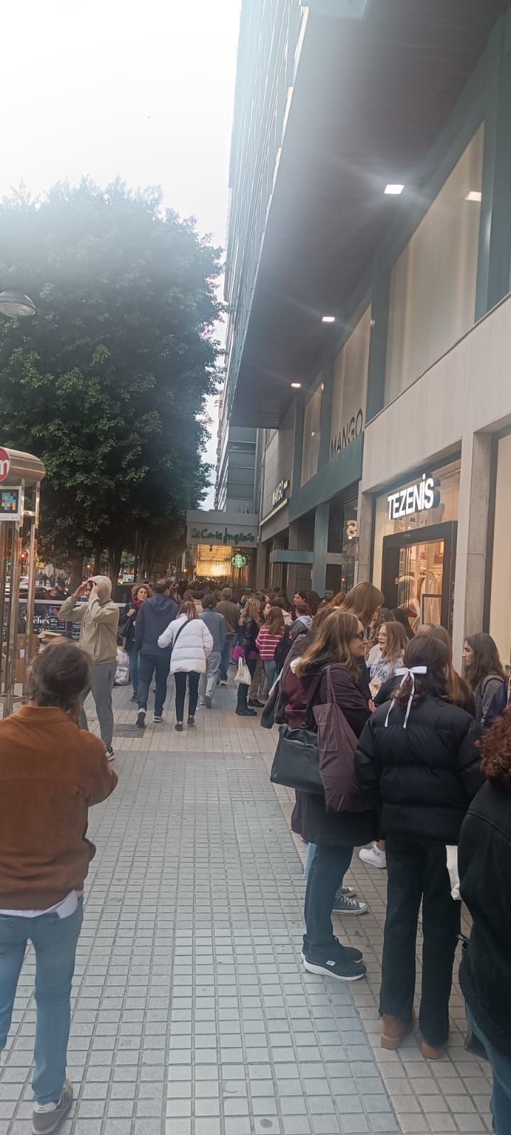 Imagen secundaria 1 - Furor por Joana Marcús en Valencia