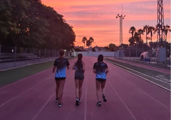 Atletas femeninas del Club de Atletismo L'Eliana preparando la temporada