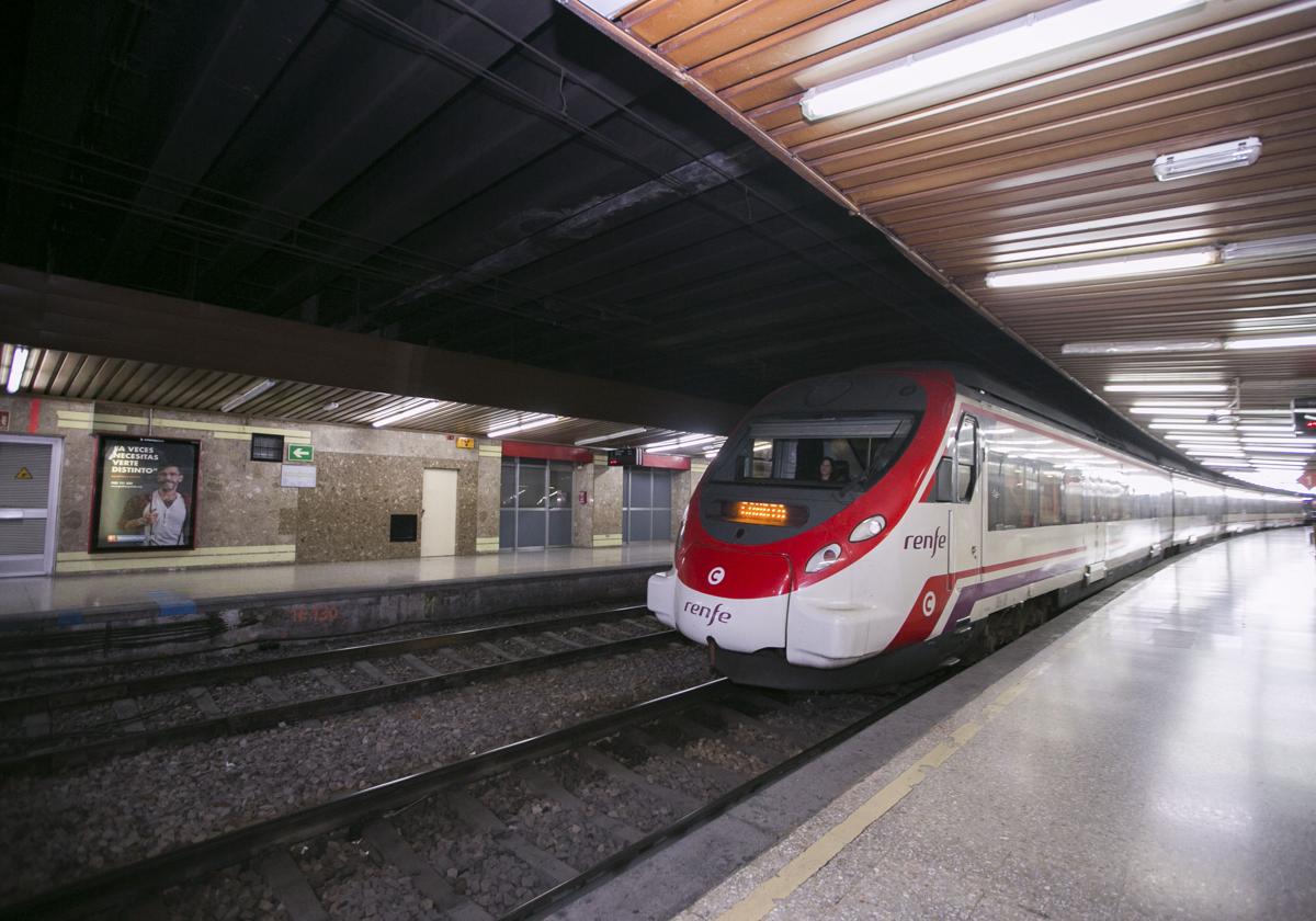 Tren en la estación de Gandia.