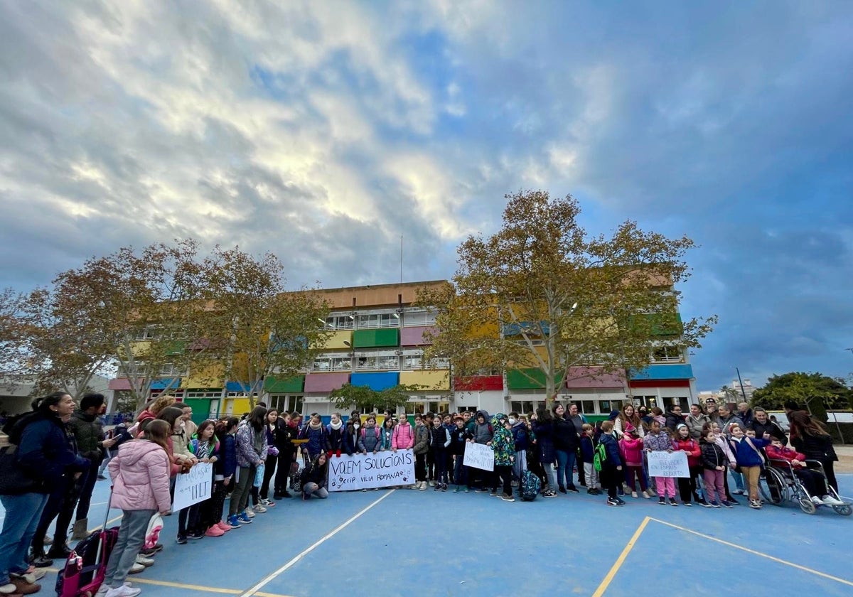 Alumnado del CEIP Vila Romana manifestándose.