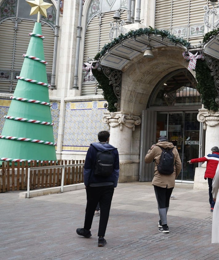 Imagen secundaria 2 - Decoración navideña en el interior y exterior del Mercado Central de Valencia,