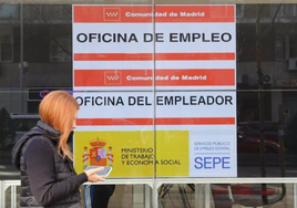 Una mujer pasa por delante de una Oficina de Empleo en una imagen de archivo.