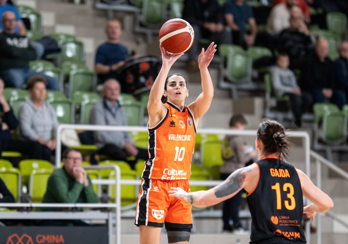 Leticia Romero lanza a canasta durante el partido de este miércoles.