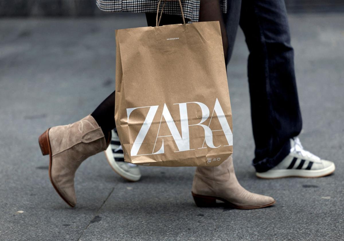 Una mujer lleva una bolsa de Zara, la cadena estrella del grupo Inditex.