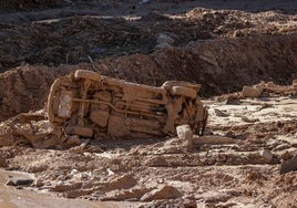 Un vehículo arrastrado por la dana en el barranco del Poyo.