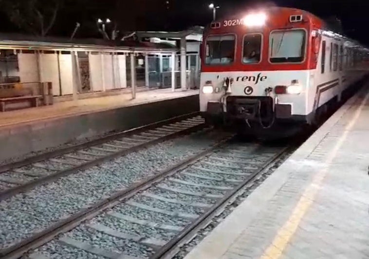 Llegada de uno de los primeros trenes a la estación de Aldaia.