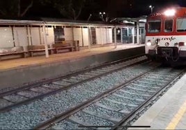 Llegada de uno de los primeros trenes a la estación de Aldaia.