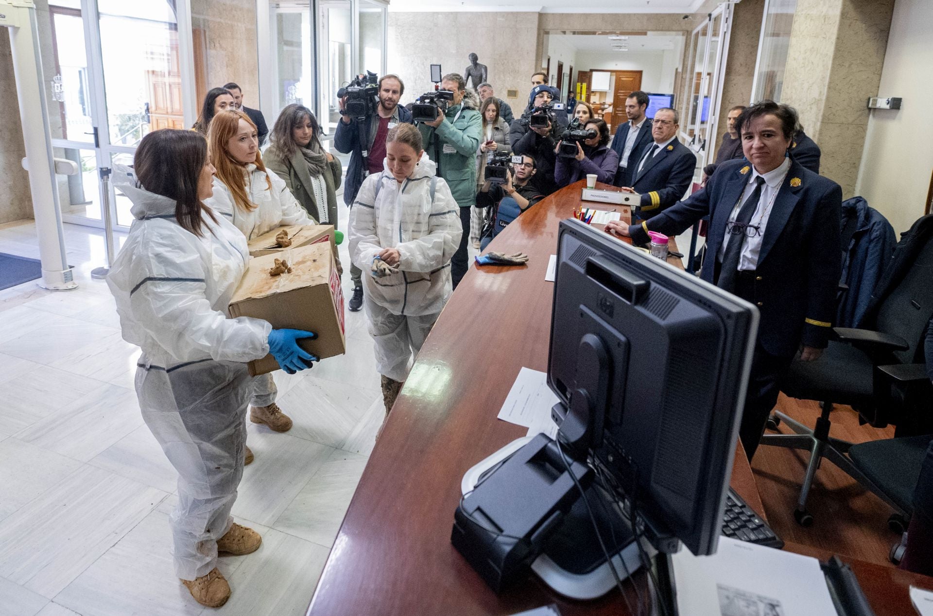 Familiares de víctimas de la Dana presentan 65.000 firmas en el Congreso de los Diputados