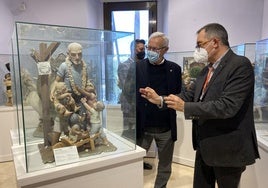 Gil-Manuel Hernández, exdirector del museo fallero, con el exalcalde Joan Ribó.