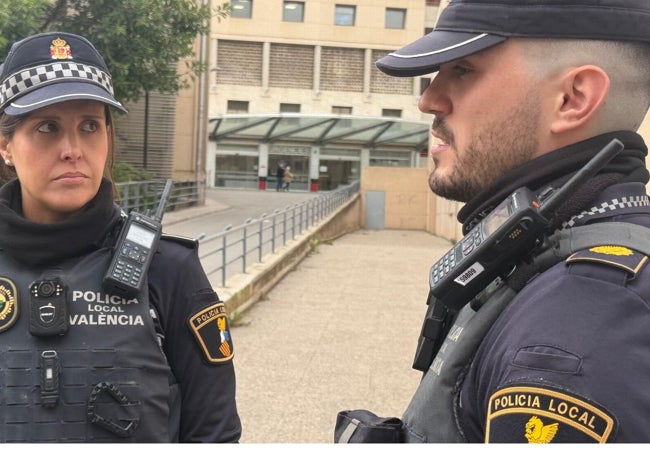 Agentes que han asistido al bebé de Monteolivete.