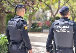 Agentes de la Policía Local de Valencia que han salvado la vida del recién nacido.