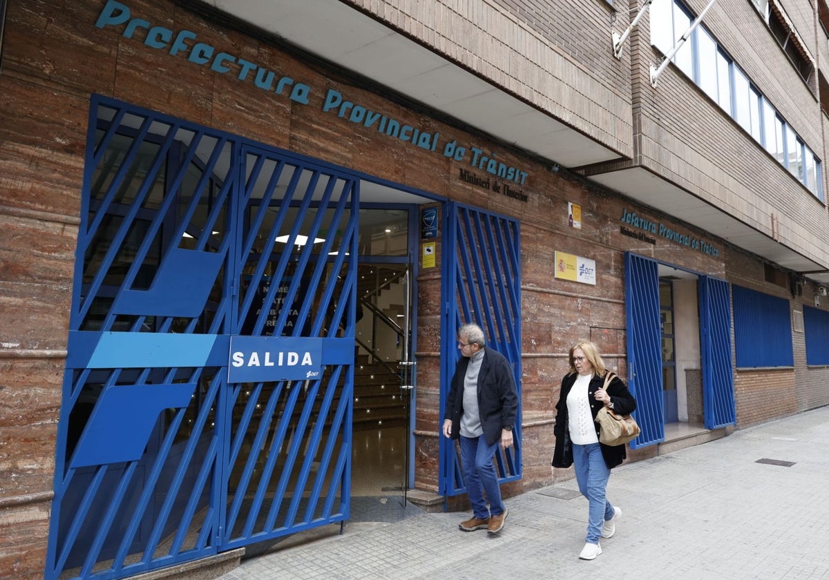 Ciudadanos entrando en la oficina de la DGT de Valencia.