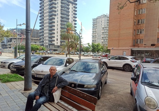 Vicent es unos de los vecinos de los antiguos bloques del barrio de Na Rovella.