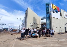 La familia de los veteranos del Valencia Basket, tras una jornada de trabajo de limpieza en el MN4.