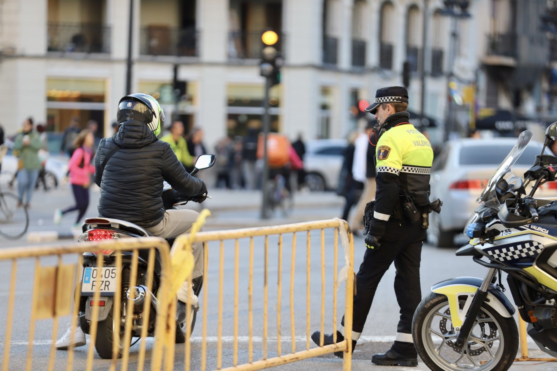 Colapso y cortes de tráfico en las calles del centro de Valencia este viernes