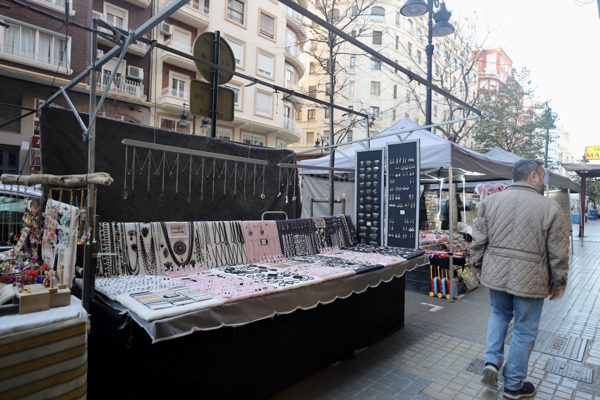 Mercadillo navideño en la avenida del Oeste