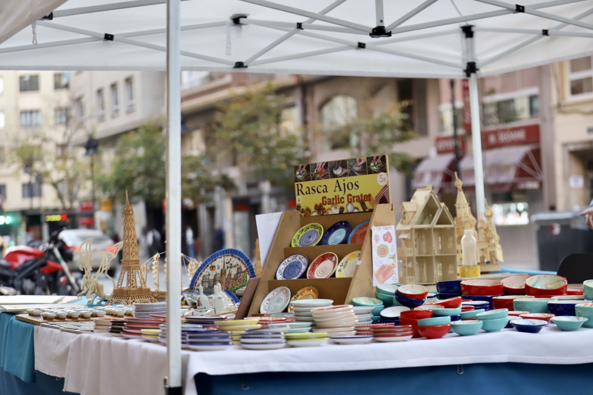 Mercadillo navideño en la avenida del Oeste