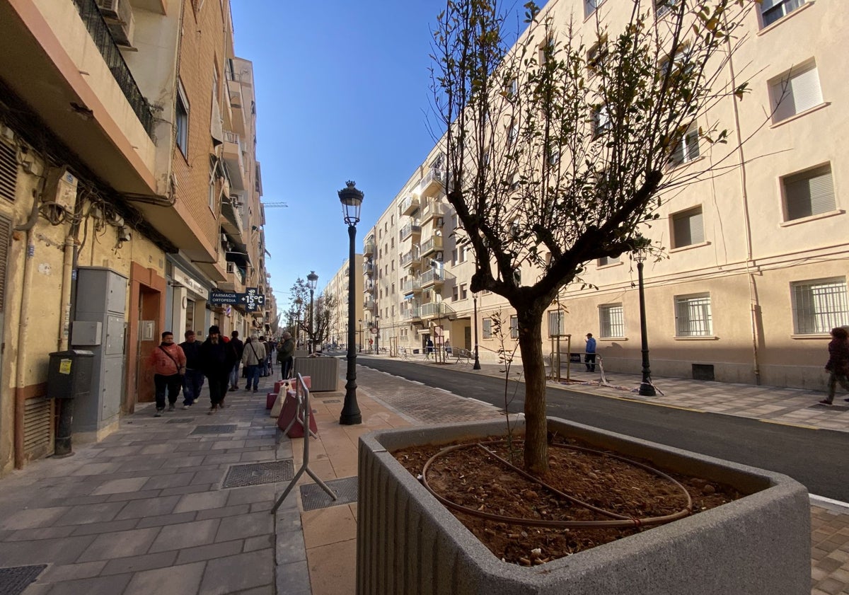 Imagen principal - Maceteros instalados; Catalá escuchando las propuestas vecinales y solar de Isabel de Villena donde se ganarán 80 plazas de aparcamiento.