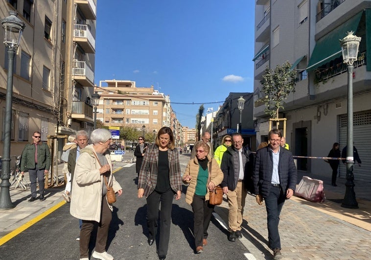 La alcaldesa de Valencia, María José Catalá, y el edil de Urbanismo, Juan Giner, junto a los rerpresentantes vecinales de la Malvarrosa.