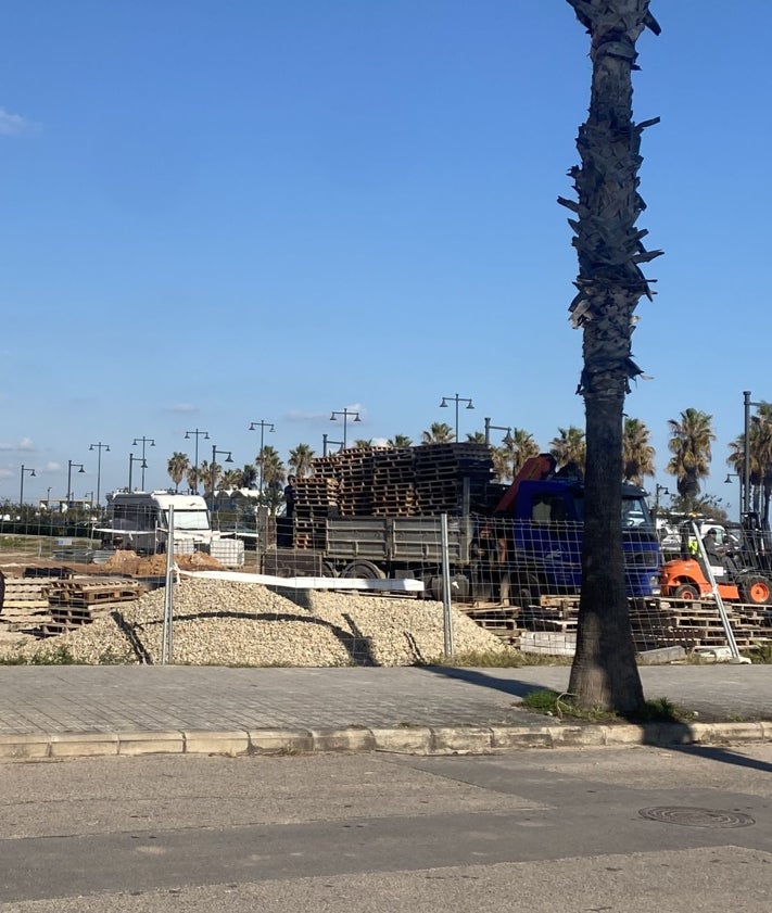 Imagen secundaria 2 - Maceteros instalados; Catalá escuchando las propuestas vecinales y solar de Isabel de Villena donde se ganarán 80 plazas de aparcamiento.