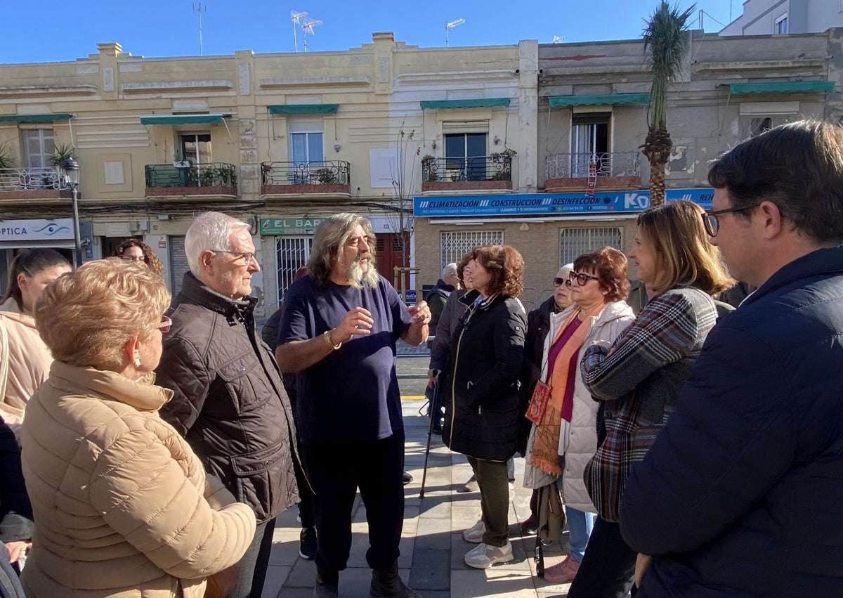 Imagen secundaria 1 - Maceteros instalados; Catalá escuchando las propuestas vecinales y solar de Isabel de Villena donde se ganarán 80 plazas de aparcamiento.