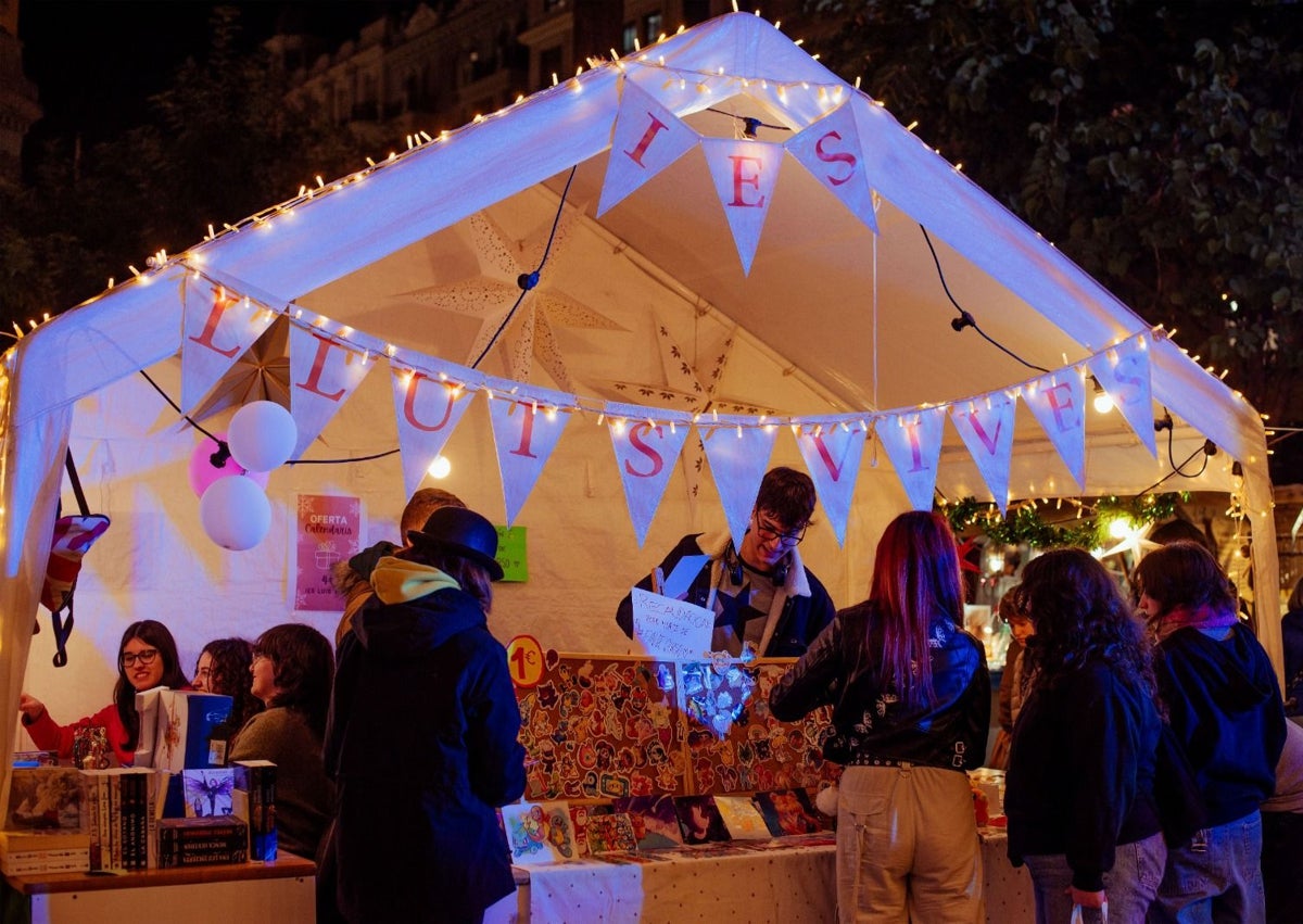 Imagen secundaria 1 - Mercado de Navidad de la Ciudad de las Artes y las Ciencias y Fira de Nadal del instituto Luis Vives del pasado año. 