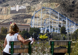 Una visitante observa algunas de las atracciones principales del parque de Benidorm.