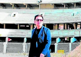 Es la única foto que hay de Peter Lim visitando un estadio que nunca quiso terminar de construir.