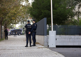 Dos agentes, en la salida del parking de la Ciudad de la Justicia.