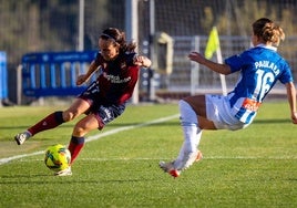 Alharilla supera a una rival durante el partido de este domingo en Buñol.