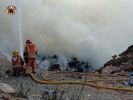 Fotos del incendio en un vertedero en Alberic