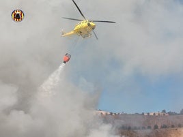 Bomberos en el incendio de Alberic.